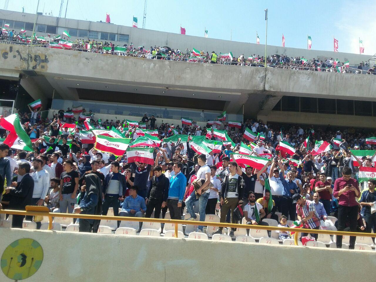 ترافیک شدید در مسیرهای ورودی ورزشگاه آزادی/ حضور پررنگ هواداران چینی در آزادی