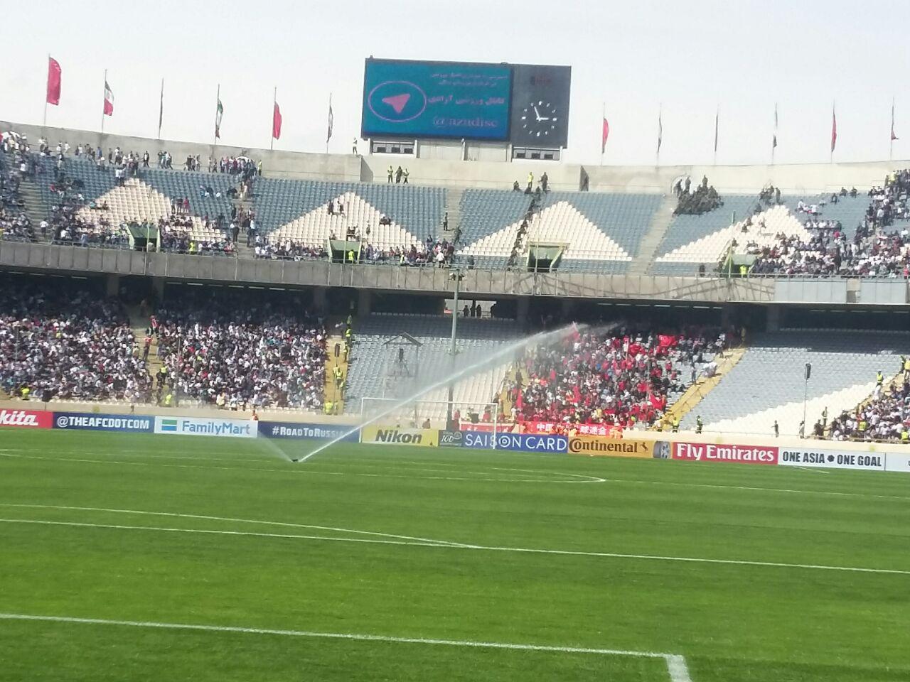 ترافیک شدید در مسیرهای ورودی ورزشگاه آزادی/ حضور پررنگ هواداران چینی در آزادی/ چاقوکشی اولین حاشیه تلخ ایران و چین