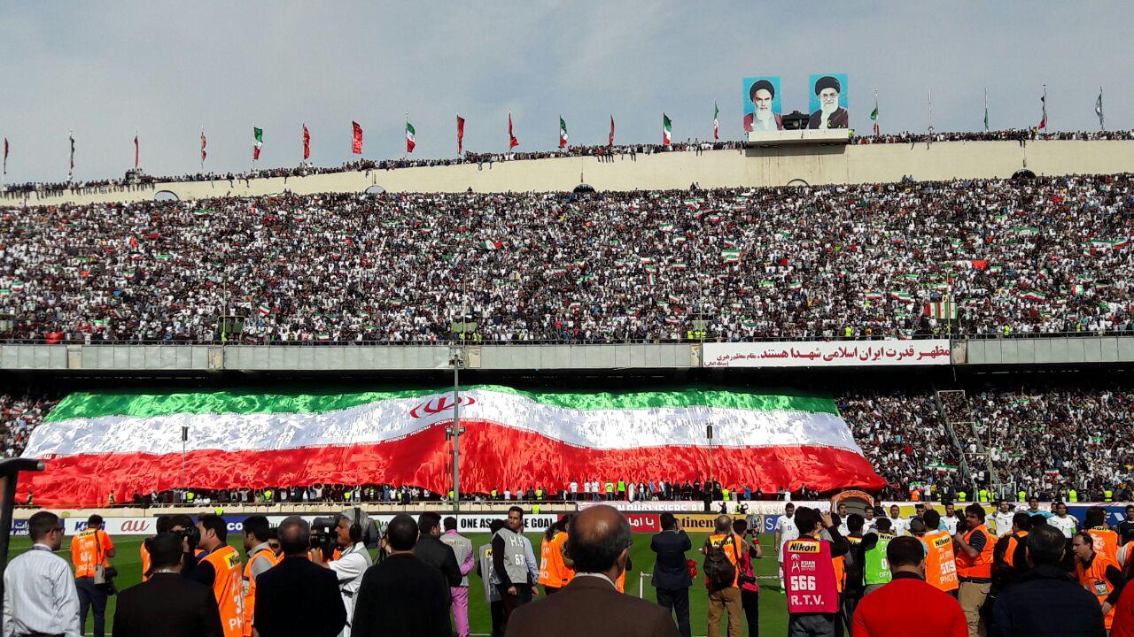 ظرفیت ورزشگاه آزادی تکمیل شد/ چاقوکشی اولین حاشیه تلخ دیدار ایران/ هجوم هواداران ایرانی به دیوارهای استادیوم+ تصاویر