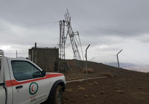 سقوط دکل 24 متری در اثر باد شدید