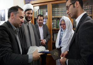 یک بانوی بلژیکی در حرم رضوی مسلمان شد