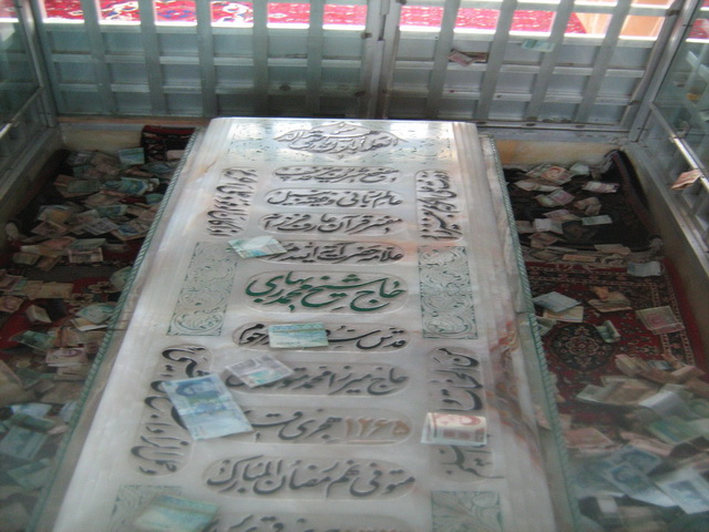 استقبال مسافران نوروزی از زیارت مرقد آیت الله بهاری(ره)