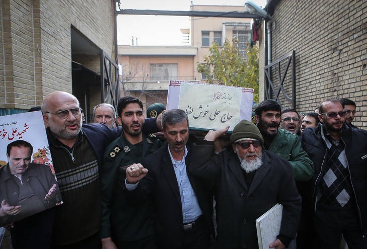 وداع جانسوز خانواده شهید علی خوش لفظ در مقابل منزل این شهید والا مقام