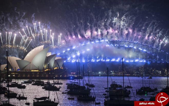 تصاویر روز: از آتش&zwnj;بازی به مناسبت فرا رسیدن سال نو میلادی تا پرواز گروهی هزاران سار در انگلیس