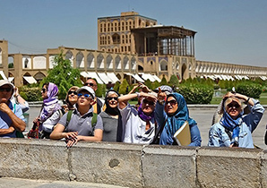 گردشگران اروپائی تعطیلات کریسمس خود را در اصفهان  می گذرانند