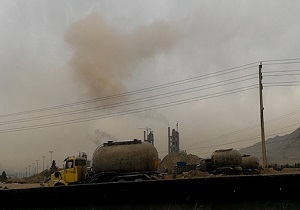 کارخانه سیمان آسمان تهران را غبارآلود کرد + فیلم