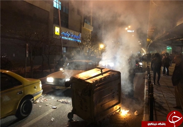 گرگ&zwnj;هایی با لباس میش؛ آشوبگران، کودک&zwnj;کش&zwnj;ها را هم شاد کردند/ رسانه ملکه، سنت&zwnj;شکنی نکرد!