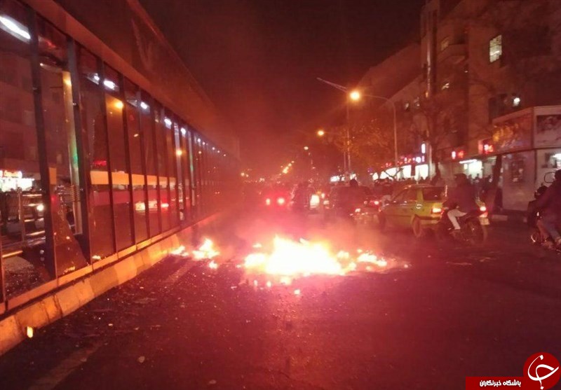 گرگ&zwnj;هایی با لباس میش؛ آشوبگران، کودک&zwnj;کش&zwnj;ها را هم شاد کردند/ رسانه ملکه، سنت&zwnj;شکنی نکرد!
