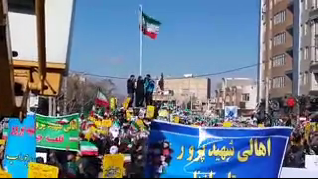 لحظه بر افراشته شدن پرچم ایران در میدانی که فتنه گران پرچم را از آن پایین آوردند +فیلم