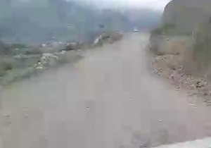 فقدان روکش آسفالت در جاده &laquo;رحمت&zwnj;آباد&raquo; + فیلم