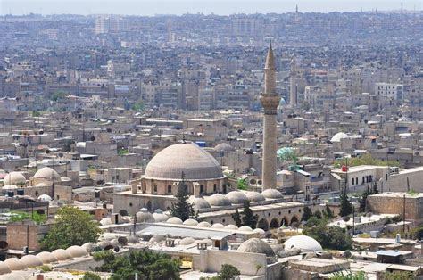 عکسی جالب از درخت کریسمس در حلب
