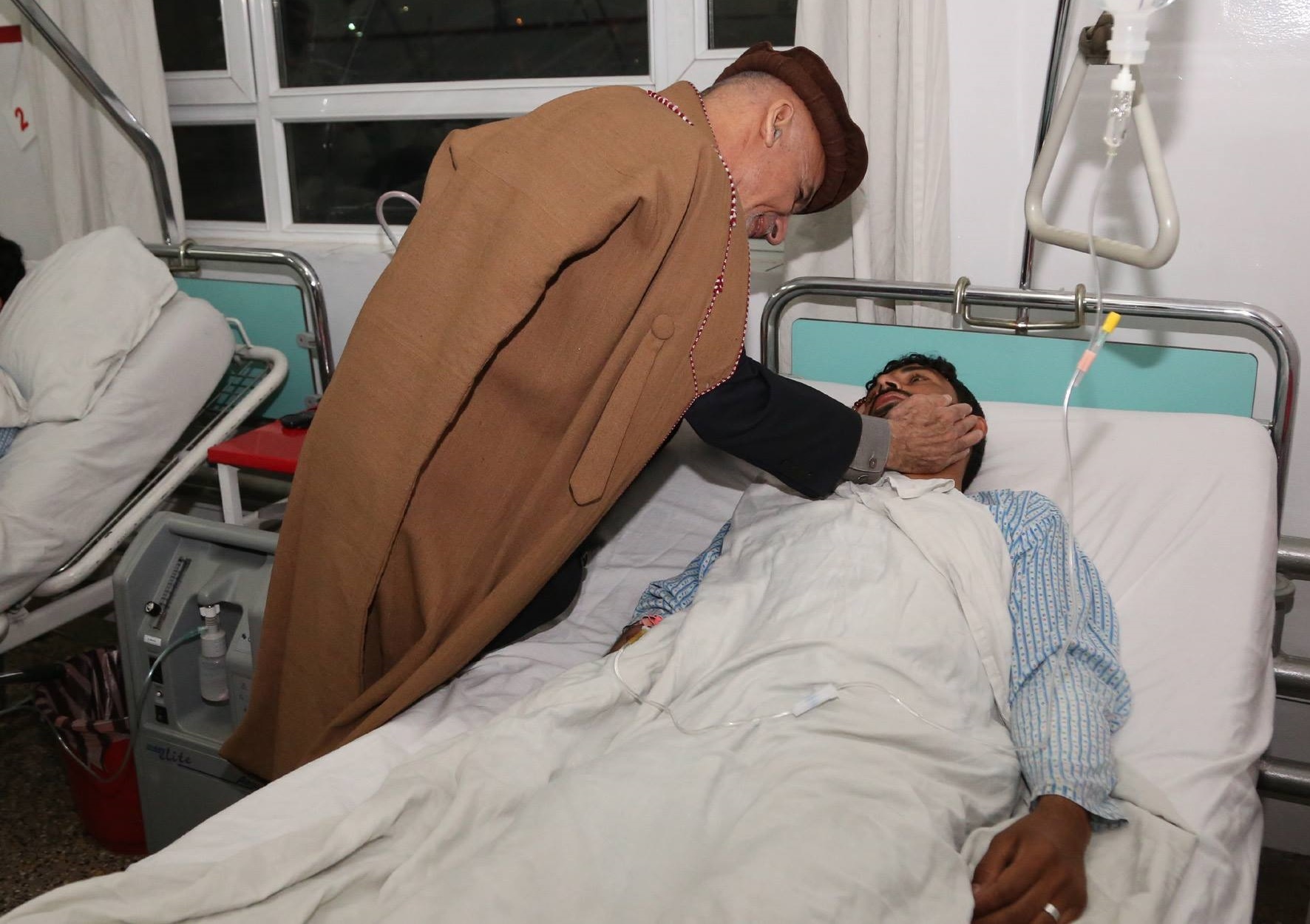 گزارش تصویری: عیادت &laquo;اشرف غنی&raquo; از مجروحین حادثه تروریستی کابل