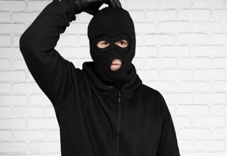 سارقی که چند لحظه پس از سرقت به مجازات الهی گرفتار شد+فیلم