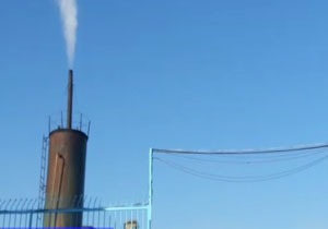 خروج دود‌های سفید از کارخانه و آلودگی هوا در کرج + فیلم