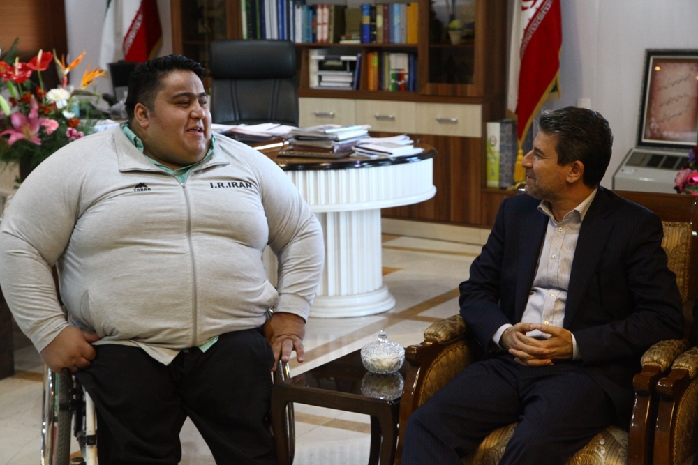 ديدار صميمی استاندار آذربايجان غربی با سيامند رحمان، قویترین مرد پارا المپیک جهان