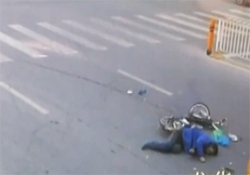 لحظه دلهره‌آور فرار چند دانشجو از تصادف + فیلم