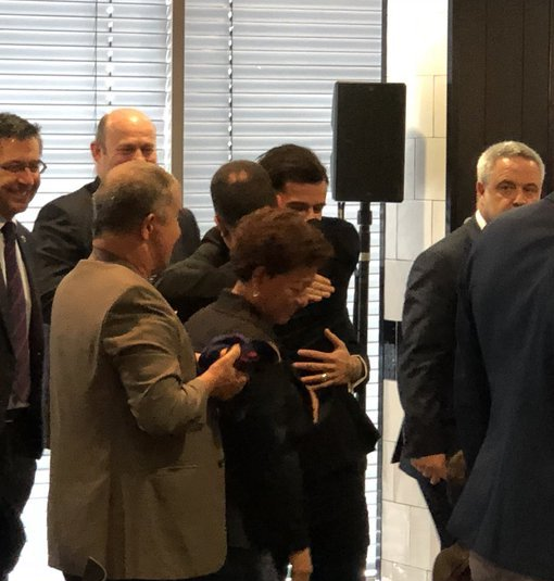 کوتینیو اولین لباسش با بارسلونا را به پدر و مادرش هدیه داد+عکس