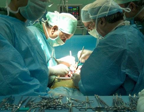 خارج کردن باند استریل از بدن  یک زن 56 ساله!+ تصاویر