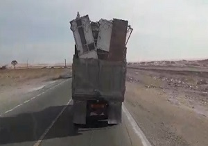 حمل خطرناک بار بر روی کامیون در جاده قم- تهران + فیلم