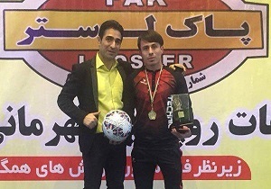 فوتبالیست جوان قمی پاداش خود را به موسسه محک اهداکرد