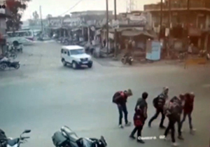 لحظه دلهره‌آور فرار چند دانشجو از تصادف + فیلم