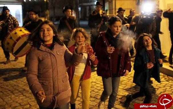 مراسم جنجالی سیگار کشیدن کودکان+تصاویر