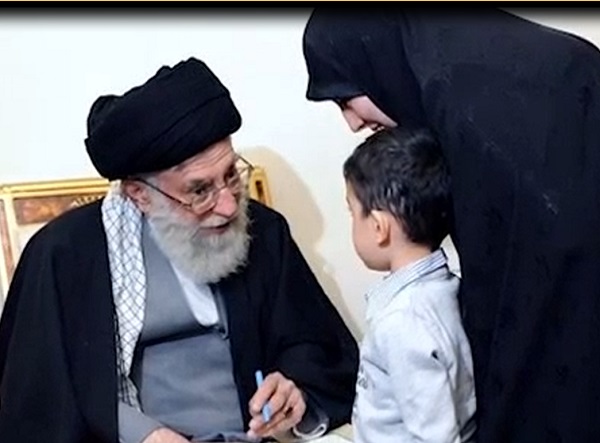 ورود رهبر معظم انقلاب اسلامی به منزل شهید احمدی روشن+ فیلم