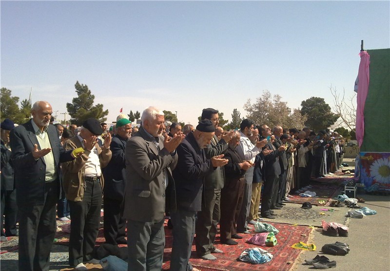 نمازگزاران برازجانی از خداوند طلب نزول بارش باران رحمت الهی کردند