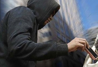 ترفند هوشمندانه زن فروشنده برای به دام انداختن سارق مسلح+فیلم