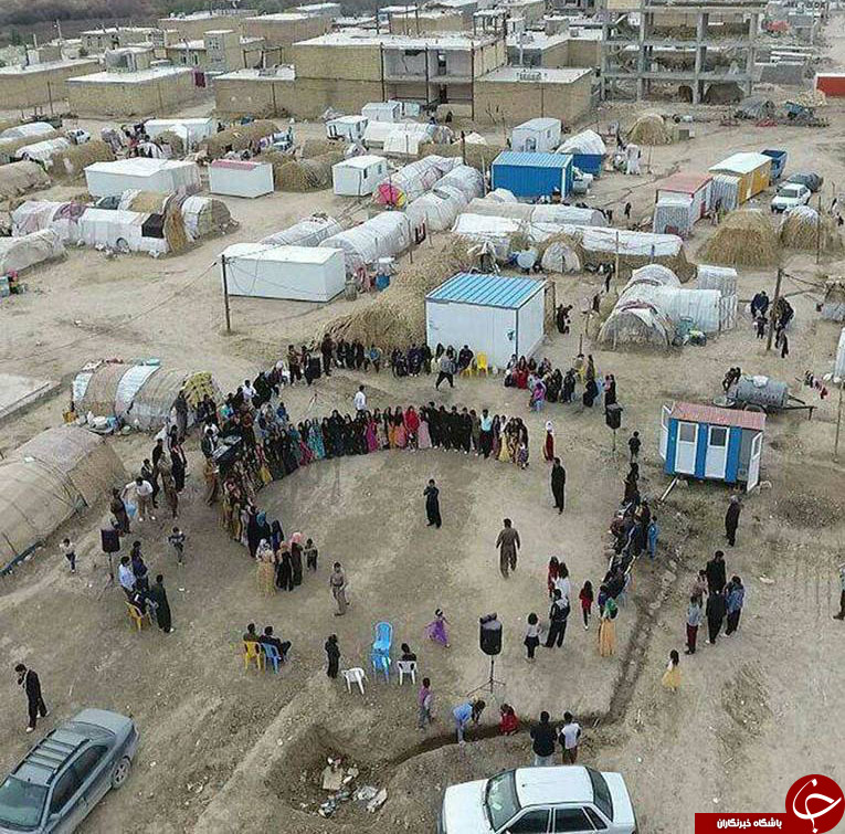 جشن عروسی در میان كانكس های زلزله زدگان
