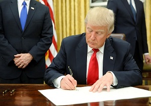 رئیس جمهور آمریکا تعلیق تحریم&zwnj;های ایران را تمدید کرد
