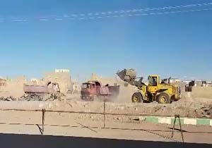 تخریب چندین‌باره جدول و آسفالت در ناجی‌آباد کاشان + فیلم