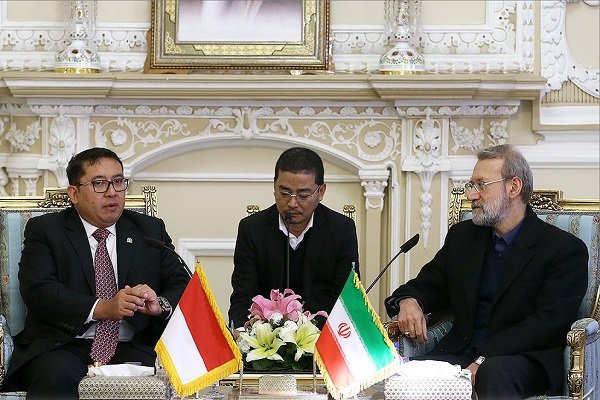 باید با اتخاذ مواضع محکم جلوی زیاده خواهی&zwnj;های دولت&zwnj;های استعماری را بگیریم