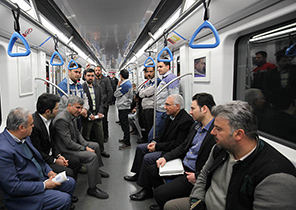 مترو سواری شهردار اصفهان با اصحاب رسانه