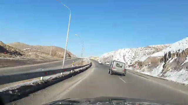 لحظه باورنکردنی واژگونی جیپ در محور رفسنجان - سرچشمه + فیلم