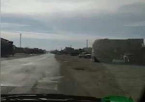خطر خودروهای سنگین دانش‌آموزان روستای "فارمد" را تهدید می‌کند + فیلم