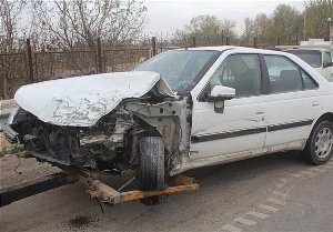 برخورد خودروی پژو پارس با دو دستگاه کامیون