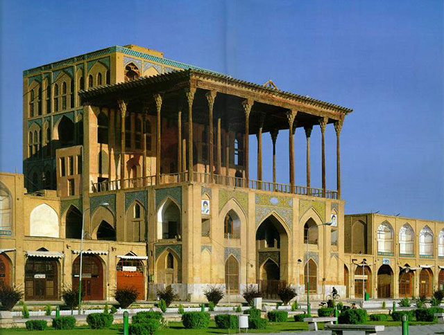 نماد کاخ عالی قاپو اصفهان در مقابل چشم جهانیان قرار می گیرد