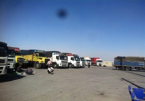 کامیون های حامل سیب درختی پشت دروازه های مرز شلمچه