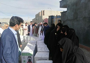 توزیع چراغ نفتی بین خانواده‌های مددجو در میرجاوه