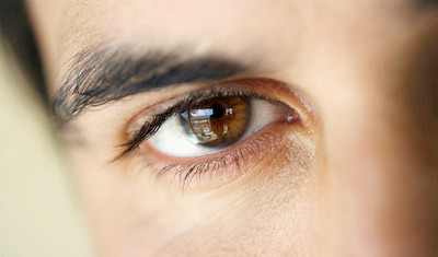 با این ۶ ترفند خانگی، ابرو&zwnj;های خود را پرپشت کنید