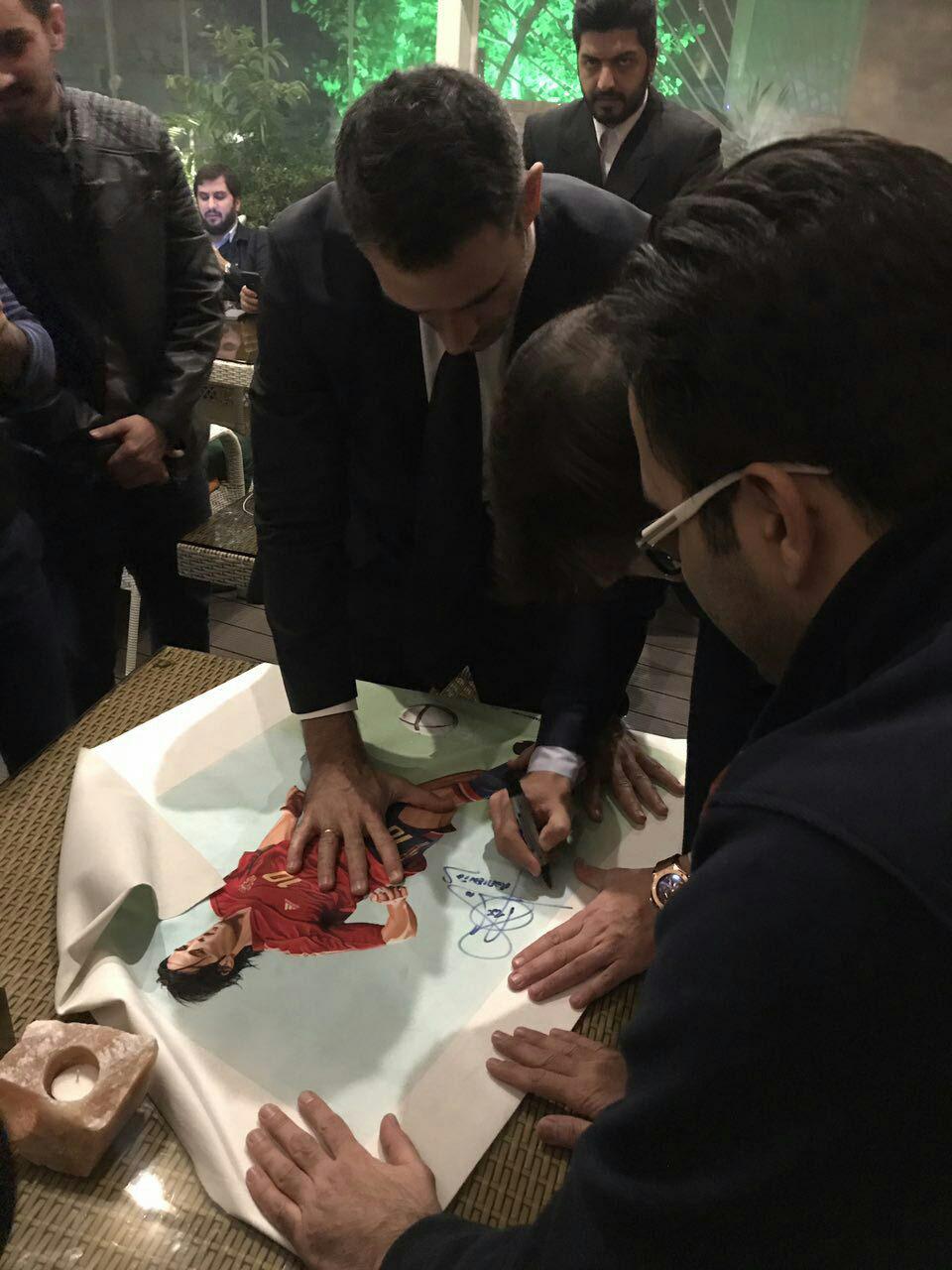 شوخی طارمی با دروازه&zwnj;بان قطری و بوسیدن پیراهن پرسپولیس در مراسم معارفه