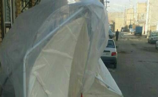 واژگونی چادر&zwnj;ها و کانکس&zwnj;های زلزله زدگان بر اثر وزش باد شدید