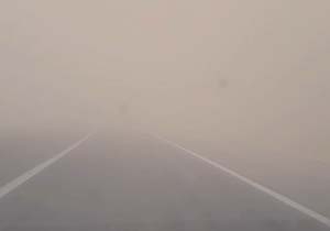 آسمان غبارآلود «مهران» و کاهش رانندگان در جاده + فیلم