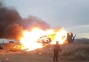دو خودرو در حادثه تصادف در آتش سوختند + فیلم