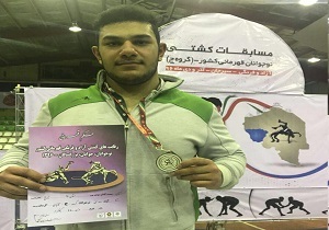 مدال نقره‌ی ایران بر گردن کشتی گیر نوجوان یزدی