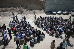 معتادان دستگیر شده ای که مقابل پليس هم مواد مخدر مصرف ميکنند! + فیلم