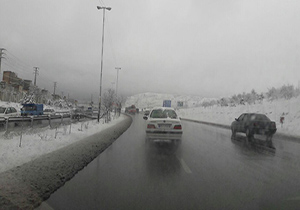 همه محورهای مواصلاتی استان همدان لغزنده هستند