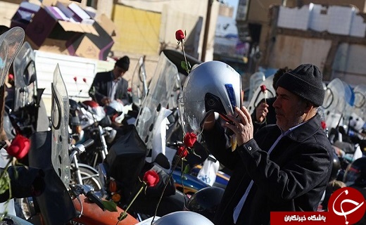 توزیع کلاه ایمنی در بین نمازگزاران دارای موتور سیکلت در قم +تصاویر
