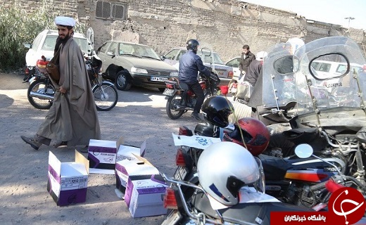 توزیع کلاه ایمنی در بین نمازگزاران دارای موتور سیکلت در قم +تصاویر